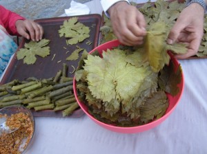 Haciendo hojas de parra rellenas